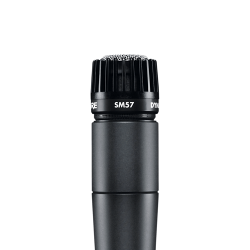 Microphone Shure SM57, gros plan, sur fond blanc.