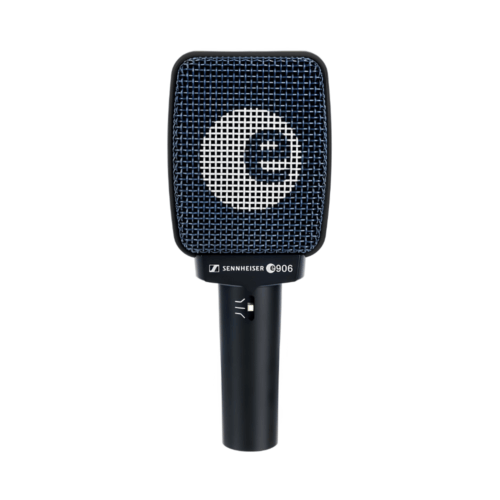 Microphone dynamique pour ampli de guitare Sennheiser e906 vu de face sur fond blanc.