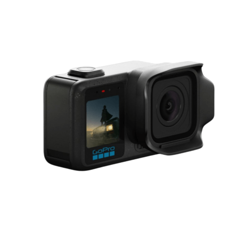 Caméra GoPro noire avec écran affichant une scène d'aventure.