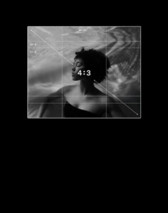 Femme aux cheveux bouclés dans l'eau, recadrage 4:3