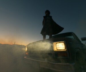 Personne sur van au crépuscule, phares allumés, mystérieux.