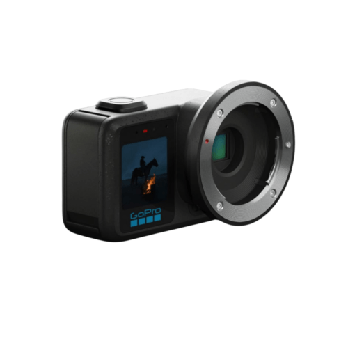 Appareil photo GoPro noir avec adaptateur d'objectif, affichant une scène équestre.