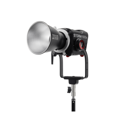 Projecteur LED professionnel Aputure STORM 400x avec réflecteur.